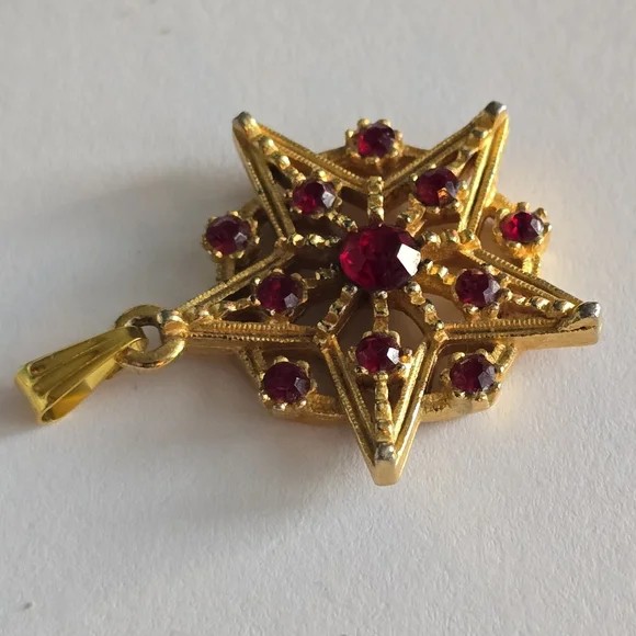 Vintage star pendant charm red rhinestones gold tone celestial - Picture 8 of 12
